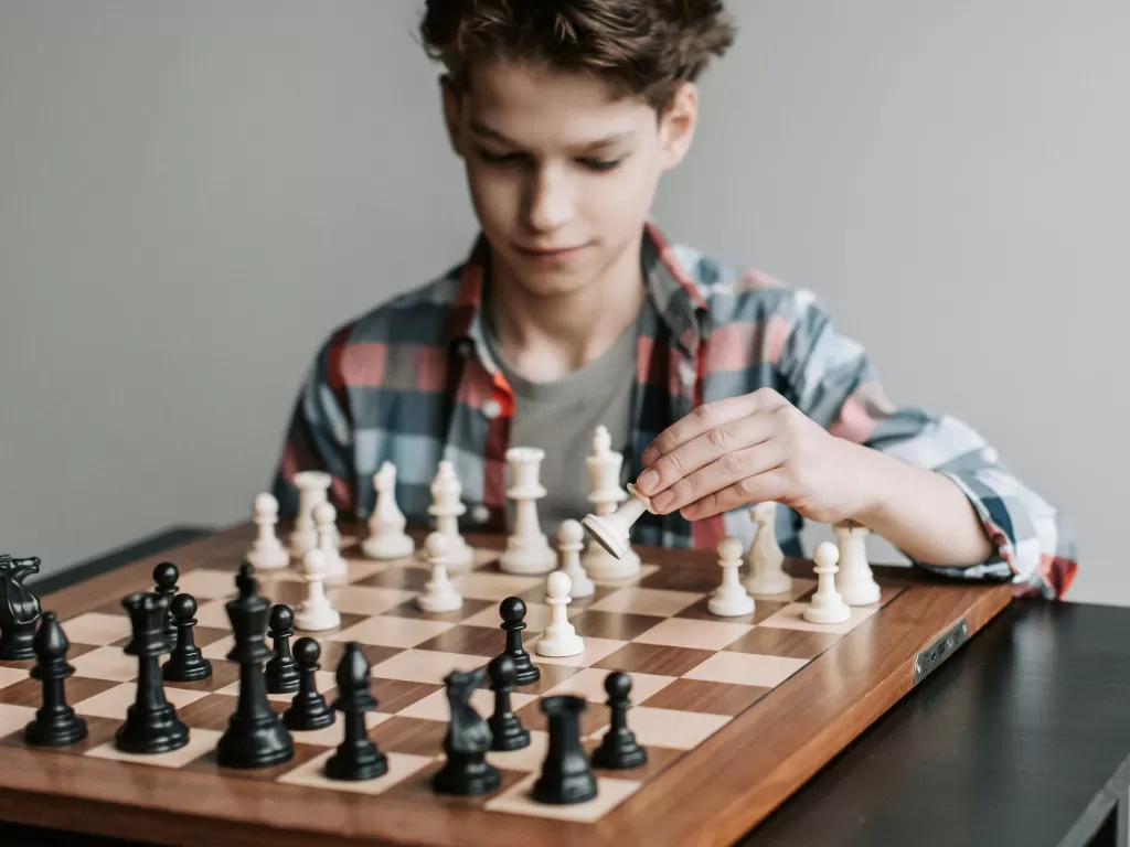 Ilustrasi bermain catur (photo/pexels/Vlada Karpovich)
