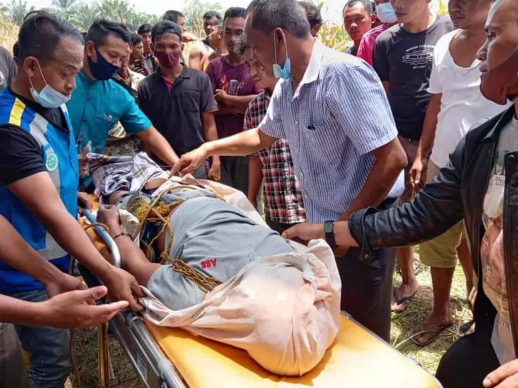 Proses evakuasi seorang pria yang tewas gantung diri di Deli Serdang, Sumatera Utara (Istimewa)