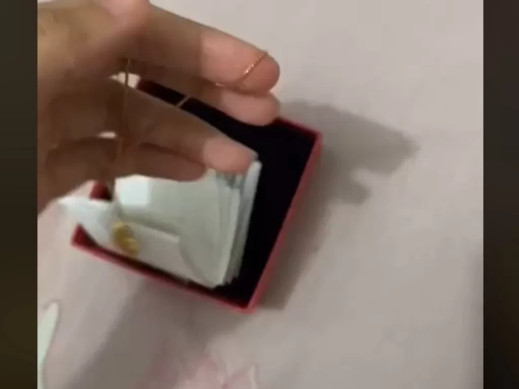 Wanita mengembalikan kalung pemberian mantan pacar viral (Tiktok)