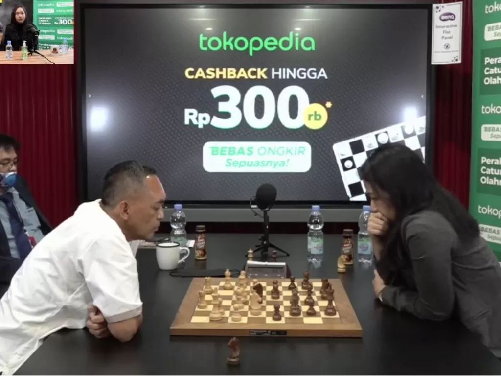 Dewa Kipas vs Grandmaster Irene Sukandar. (Youtube/Deddy Corbuzier)