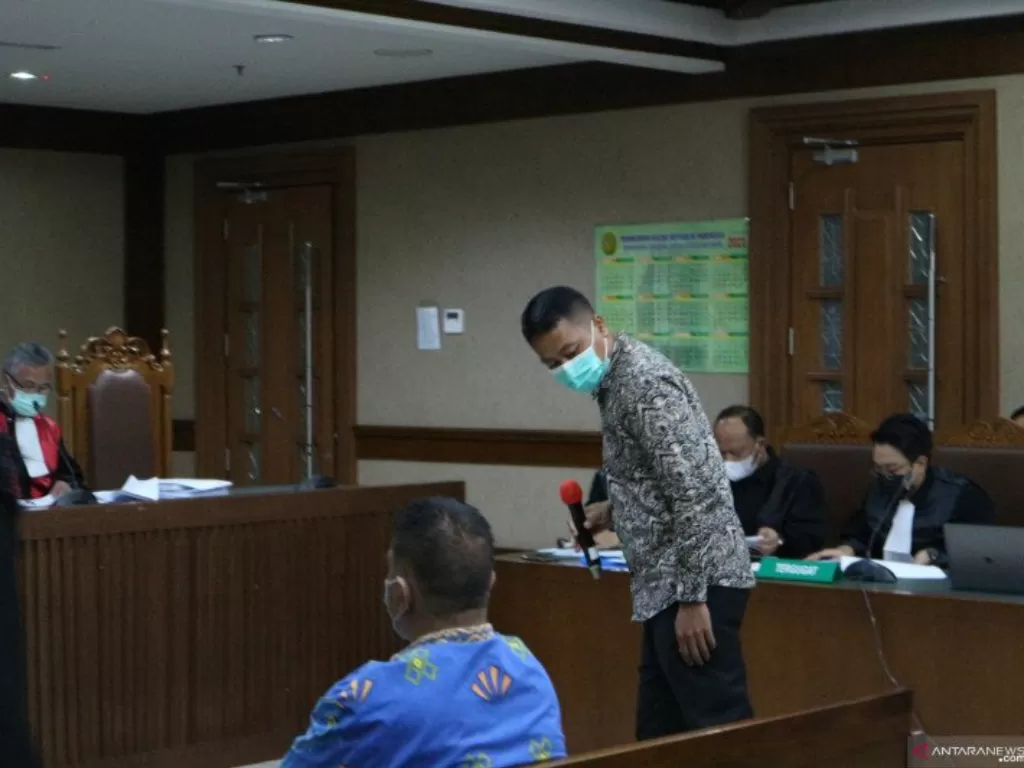 Eko Budi Santoso selaku mantan ajudan Juliari Peter Batubara menjadi saksi di Pengadilan Tindak Pidana Korupsi (Tipikor) Jakarta, Senin (22-3-2021). (ANTARA/Desca Lidya Natalia)