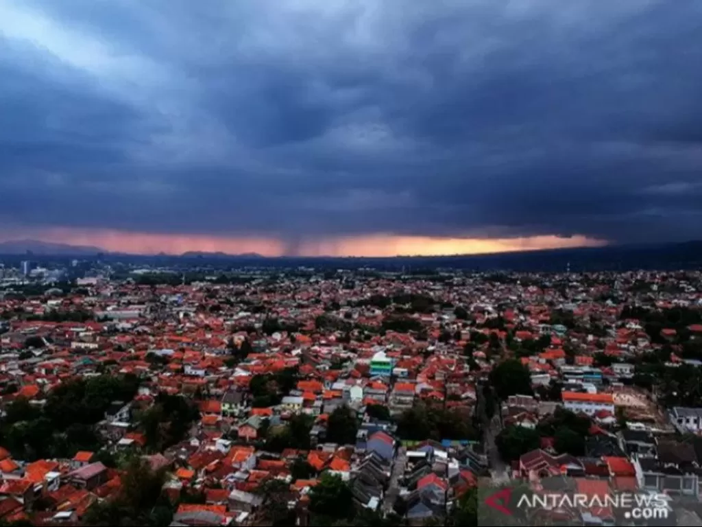 Foto udara awan hitam yang menyelimuti Kota Bandung terlihat di Cibiru, Kabupaten Bandung, Jawa Barat, Senin (5/10/2020). ANTARA FOTO/Raisan Al Farisi/pras/aa. (ANTARA FOTO/RAISAN AL FARISI)