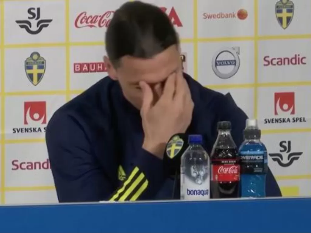 Zlatan Ibrahimovic menangis. (Photo/YouTube/MrBeanyman)