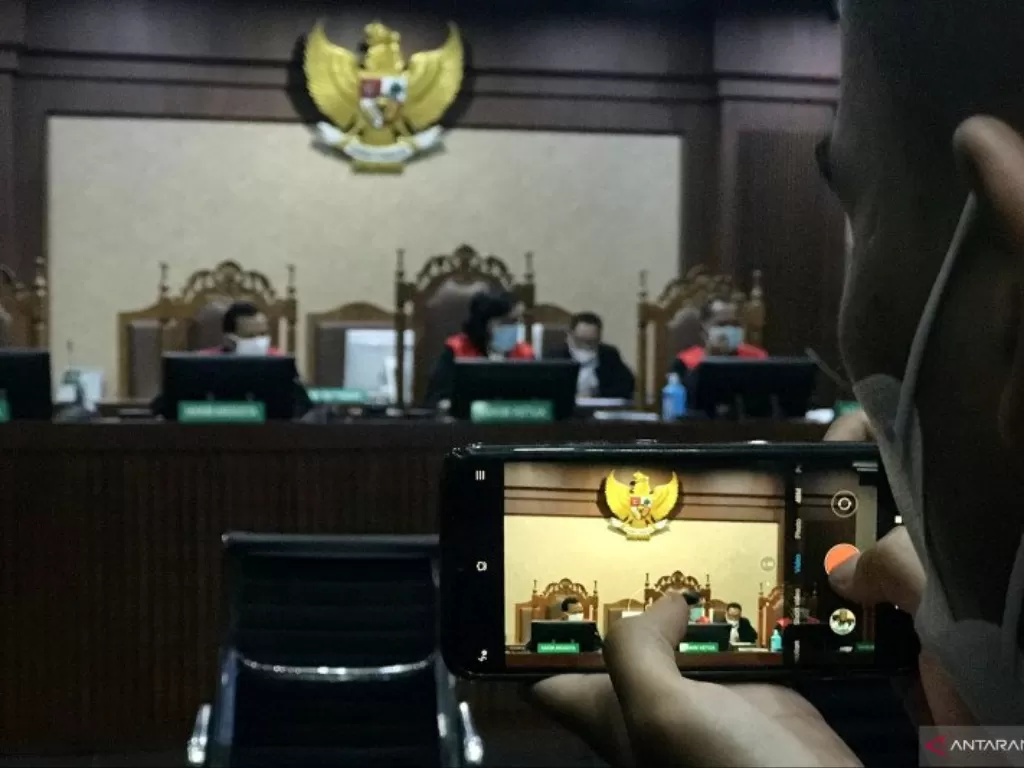 Wartawan merekam sidang pertama gugatan Marzuki Alie dan lima eks kader Partai Demokrat di Pengadilan Negeri Jakarta Pusat, Jakarta, Selasa (23/3/2021). (ANTARA/Genta Tenri Mawangi)