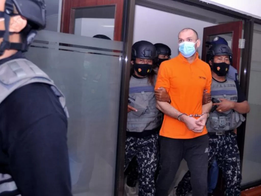 Andrey Kovalenko alias Andrew Ayer digiring petugas saat akan dideportasi di Kantor Imigrasi Kelas I Khusus TPI Ngurah Rai, Badung, Bali (Antara)