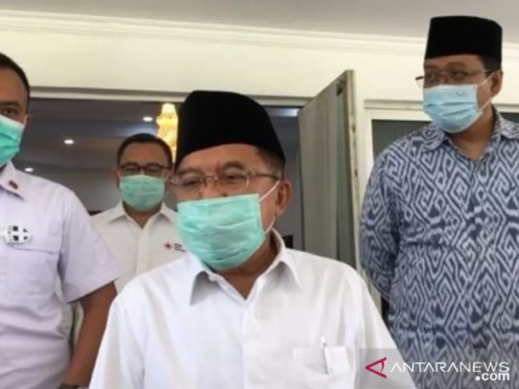 Ketua Dewan Masjid Indonesia (DMI), H Muhammad Jusuf Kalla (tengah) didampingi Gubernur NTB H Zulkieflimansyah (kanan). (ANTARA/Nur Imansyah)