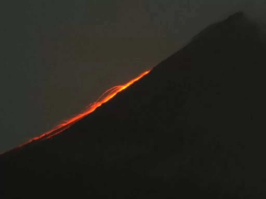  Arsip Foto. Guguran lava pijar meluncur ke lereng Gunung Merapi di wilayah Balerante, Kemalang, Klaten, Jawa Tengah, Rabu (24/2/2021) malam. (ANTARA FOTO/Aloysius Jarot Nugroho) 