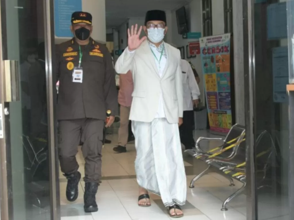 Gubernur Jabar Ridwan Kamil saat melakukan kunjungan keenam atau Visit 4 (V4) sebagai relawan uji klinis fase tiga vaksin COVID-19 di Puskesmas Garuda, Kota Bandung, Senin (22/3/2021).  (ANTARA/HO-Humas Pemprov Jabar) 