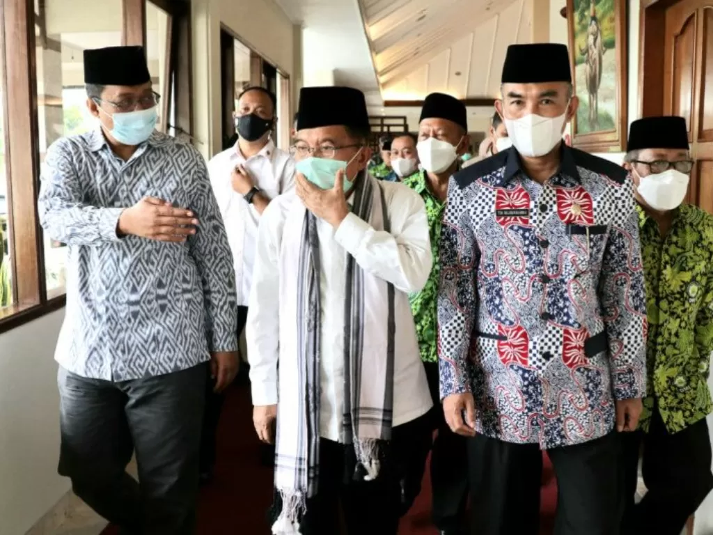 Ketua Umum Dewan Masjid Indonesia (DMI) HM Jusuf Kalla (tengah) di Hotel Grand Legi, Mataram, untuk menghadiri Pelantikan dan Rakernas DMI, di Provinsi Nusa Tenggara Barat, Selasa (23/3/2021). (photo/Antara/HO/Humas DMI)
