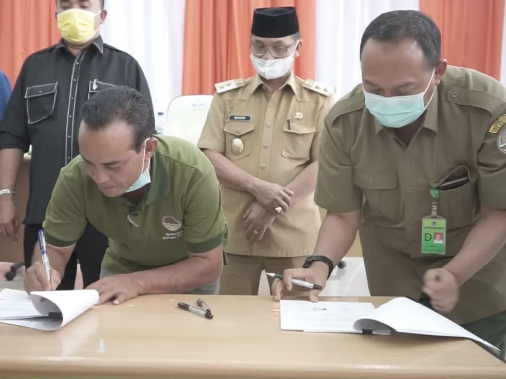 Penandatanganan perjanjian kerja sama antara  17 Kelompok Tani Hutan Konservasi Kabupaten Aceh Tenggara dengan BBTNGL. (Istimewa)