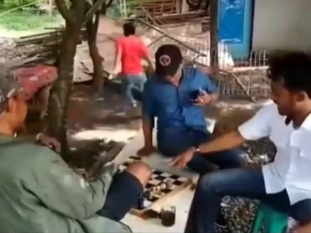 Viral komentator catur di kampung bikin heboh. (Instagram/@jakarta.keras)