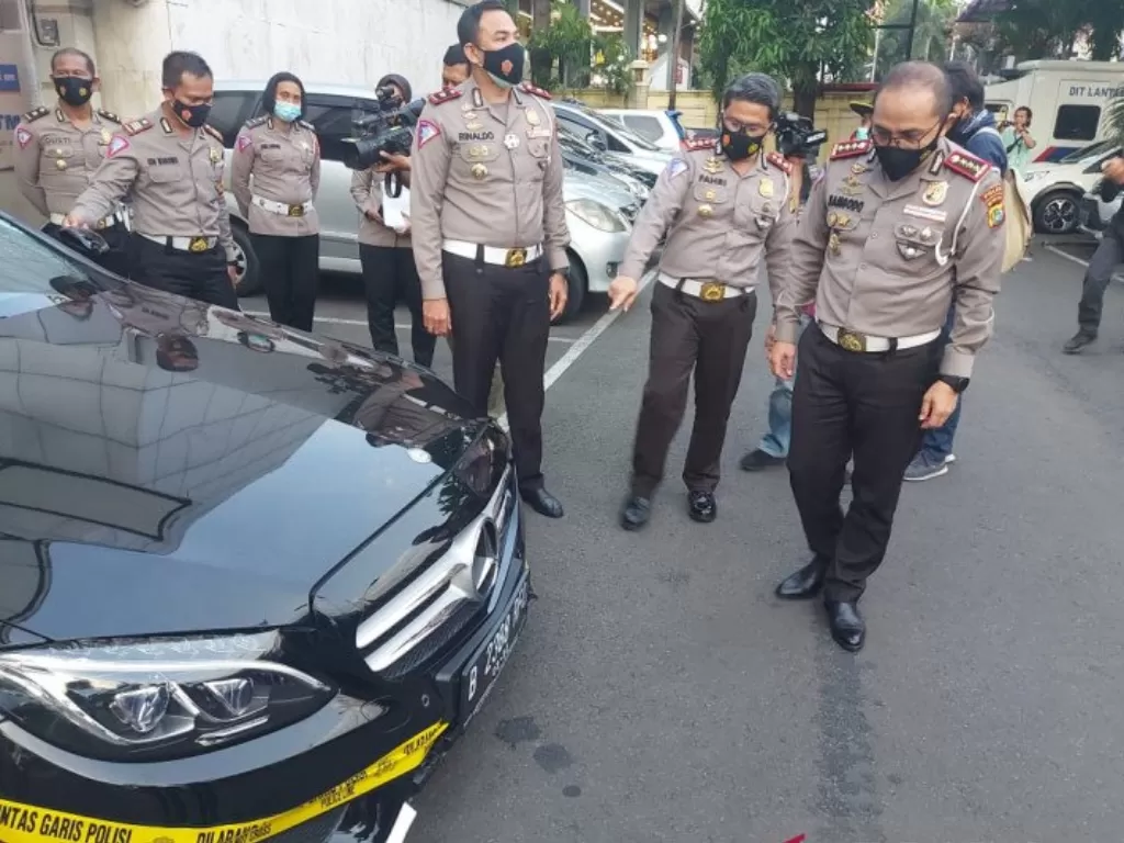 Direktur Lalu Lintas Polda Metro Jaya Kombes Pol. Sambodo Purnomo Yogo (kanan) memeriksa kendaraan Mercy yang diduga terlibat tabrak lari di kawasan Kelapa Gading, Jakarta Utara.(Foto: ANTARA/Fianda SR)