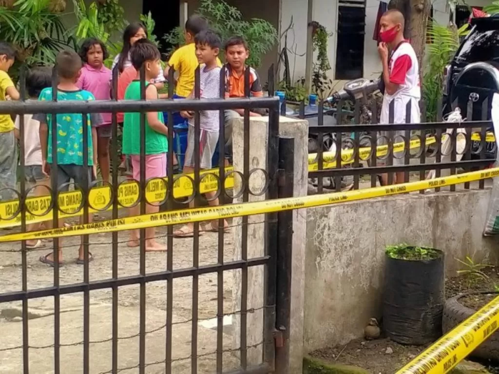 Petugas Polsek Medan Timur memasang garis polisi di lokasi ditemukannya granat manggis, di Asrama Singgasana 3, Jalan Gaharu, Kelurahan Durian, Kota Medan, Sumut. (ANTARA/HO)