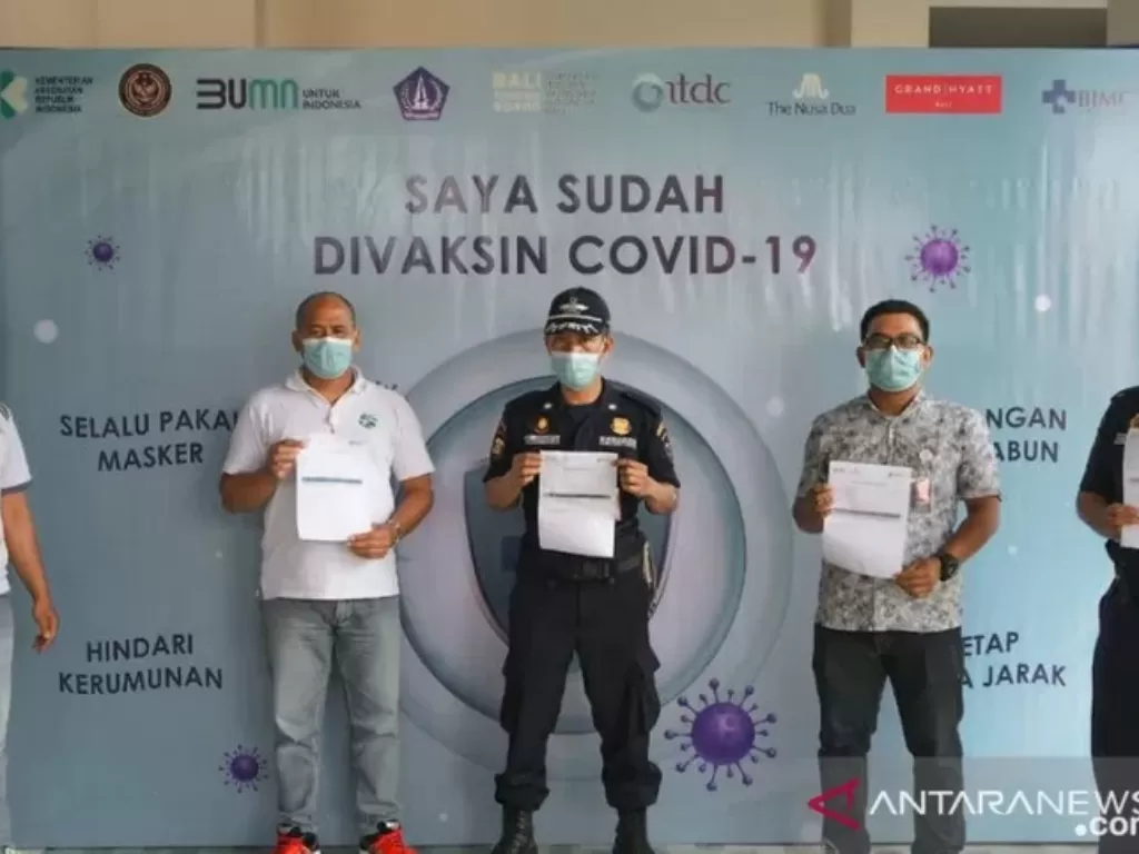 Vaksinasi COVID-19 di kawasan Pariwisata The Nusa Dua, Kabupaten Badung, Bali. (photo/Antara/istimewa)