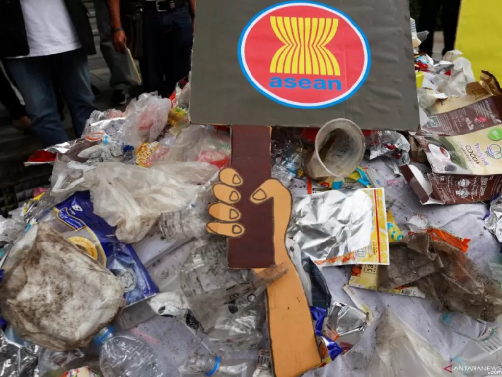 Ilustrasi: Aktivis Greenpeace mendesak negara-negara anggota ASEAN untuk melarang impor limbah dari negara-negara maju karena berdampak buruk bagi lingkungan dan kesehatan.  (photo/REUTERS/Soe Zeya Tun)