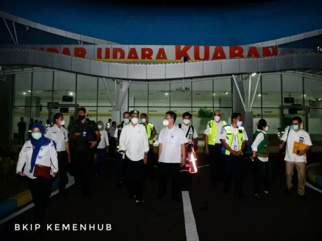 Menteri Perhubungan Budi Karya Sumadi saat meninjau Bandara Kuabang, Halmahera Utara, Selasa (23/3/2021). (ANTARA/HO-Kementerian Perhubungan)