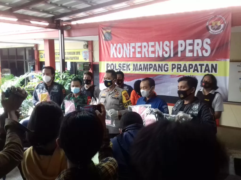  Konferensi pers kasus ngaku jadi anggota polisi di Polsek Mampang Prapatan. (Foto: Dok. Humas Polda Metro Jaya)