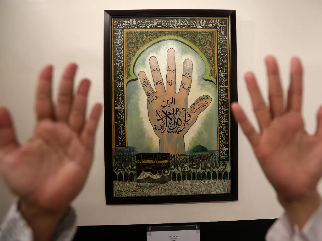 Pengunjung melihat lukisan koleksi Museum Aceh berjudul Rukun Islam karya Amir Hamzah (ANTARA FOTO/Irwansyah Putra)