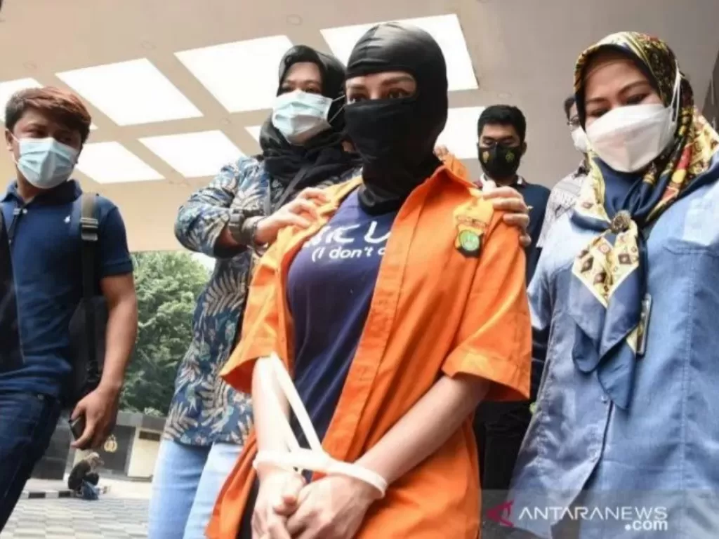 Artis Cynthiara Alona dihadirkan dalam gelar kasus prostitusi dan eksploitasi anak di Ditreskrimum Polda Metro Jaya, Jakarta, Jumat (19/3/2021).  (Antaranews)