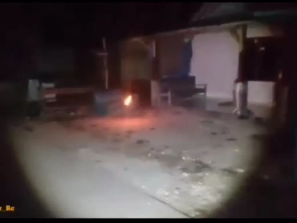 Cuplikan video viral bola api yan melayang di depan rumah warga. (photo/TikTok/@ amelia_liut)