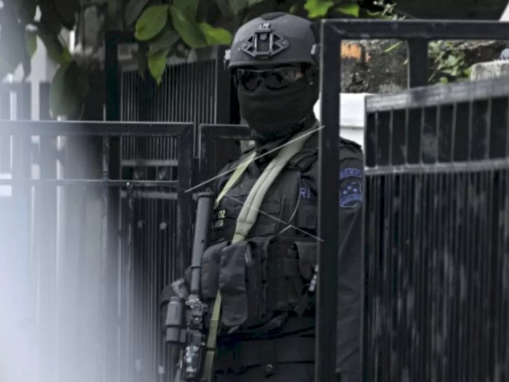 Petugas Densus 88 berjaga di salah satu rumah terduga teroris (ANTARA/Ariesanto)