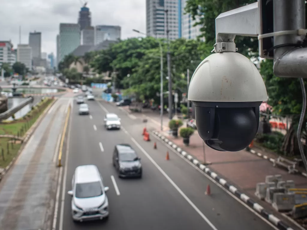 Kendaraan melintas di bawah kamera Closed Circuit Television (CCTV) di Jalan Medan Merdeka Barat, Jakarta. (Foto: ANTARA/Aprillio Akbar)