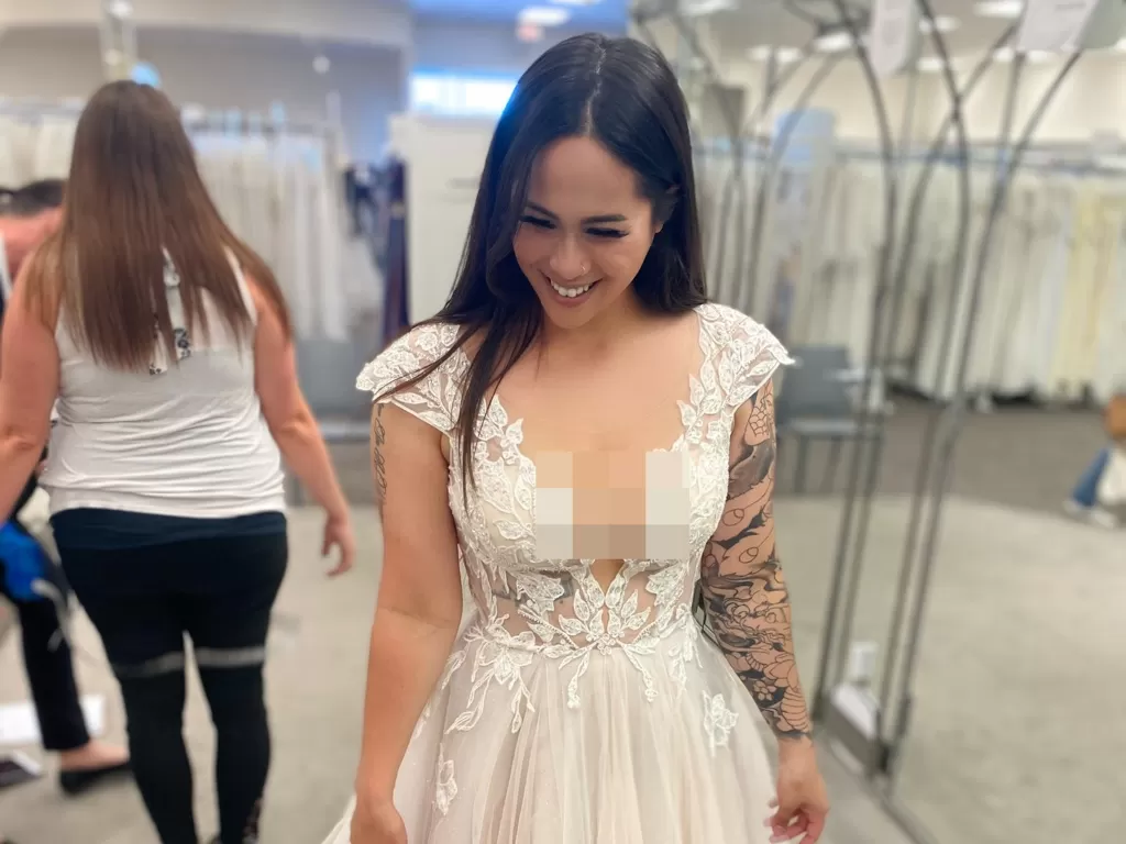 Wanita ini viral setelah posting fotonya pakai gaun pengantin (Twitter/@mamakayponz)
