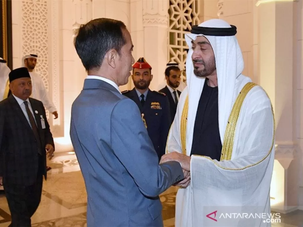 Presiden Jokowi disambut Putra Mahkota UEA Mohamed Bin Zayed di Istana Qasr Al Watan Abu Dhabi pada kunjungan kenegaraan di Uni Emirat Arab, (Handout Biro Pers Istana via Antara)