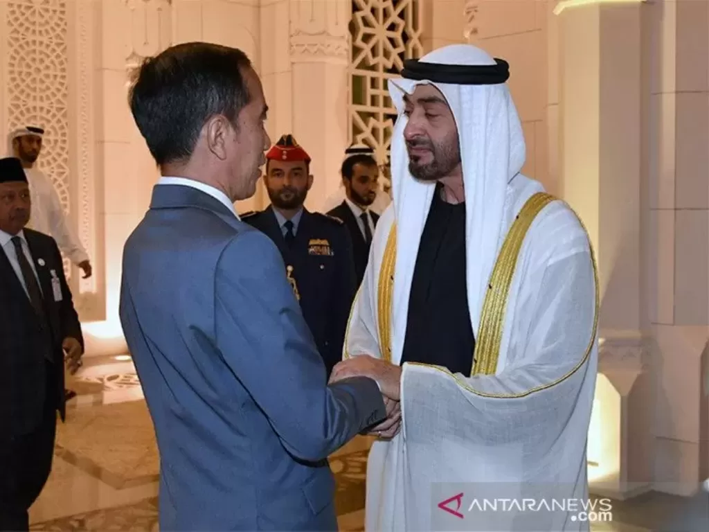 Dokumentasi - Presiden Jokowi disambut Putra Mahkota UEA Mohamed Bin Zayed di Istana Qasr Al Watan Abu Dhabi pada kunjungan kenegaraan di Uni Emirat Arab, Minggu (12/1/2020).  (photo/ANTARA/HO- Biro Pers Istana)