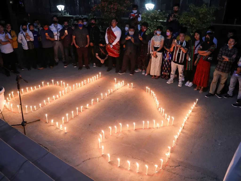 Warga Myanmar di India turut berduka untuk korban tewas dalam demonstrasi di Myanmar (REUTERS/Anushree Fadnavis)