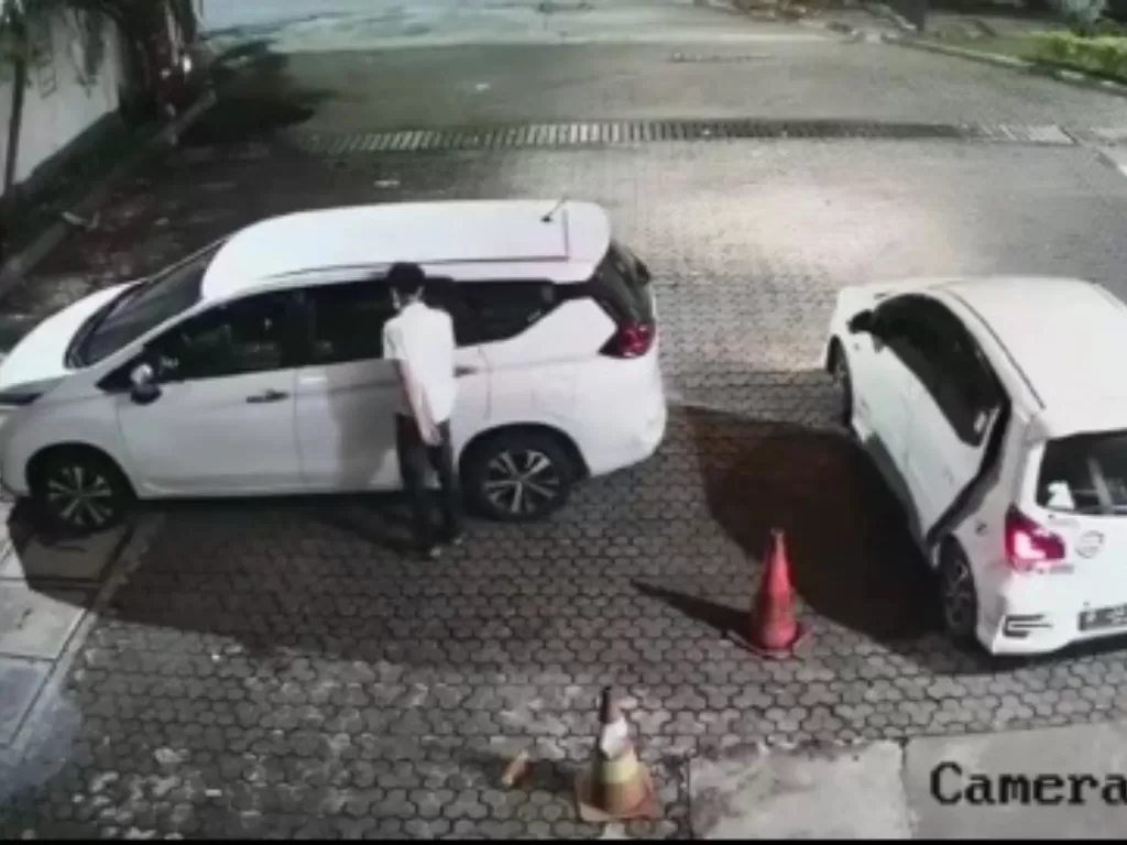 Detik-detik pencurian di pom bensin Palmerah, Jakarta Barat. (Instagram/westjurnalpalma)