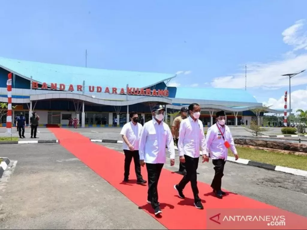 Presiden Joko Widodo tiba di terminal Bandara Kuabang di kabupaten Halmahera Utara provinsi Maluku Utara pada Rabu (24/3/2021). (photo/ANTARA/HO-Pers Setpres/Agus Suparto)