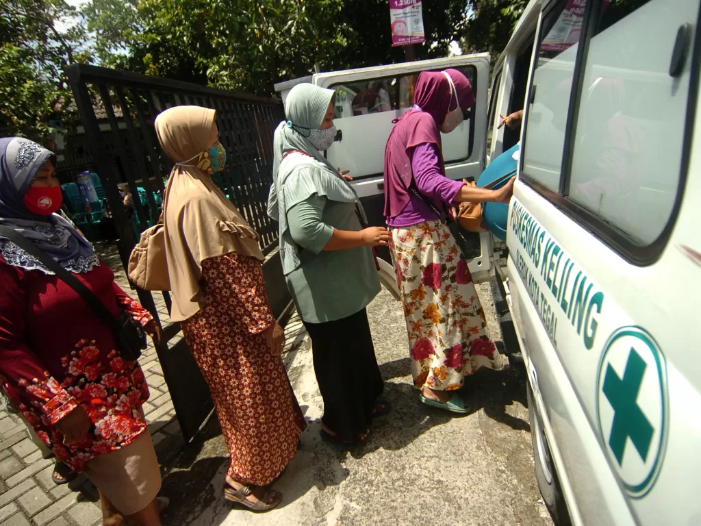 Sejumlah pedagang bersiap menaiki mobil usai vaksinasi (ANTARA FOTO/Oky Lukmansyah)