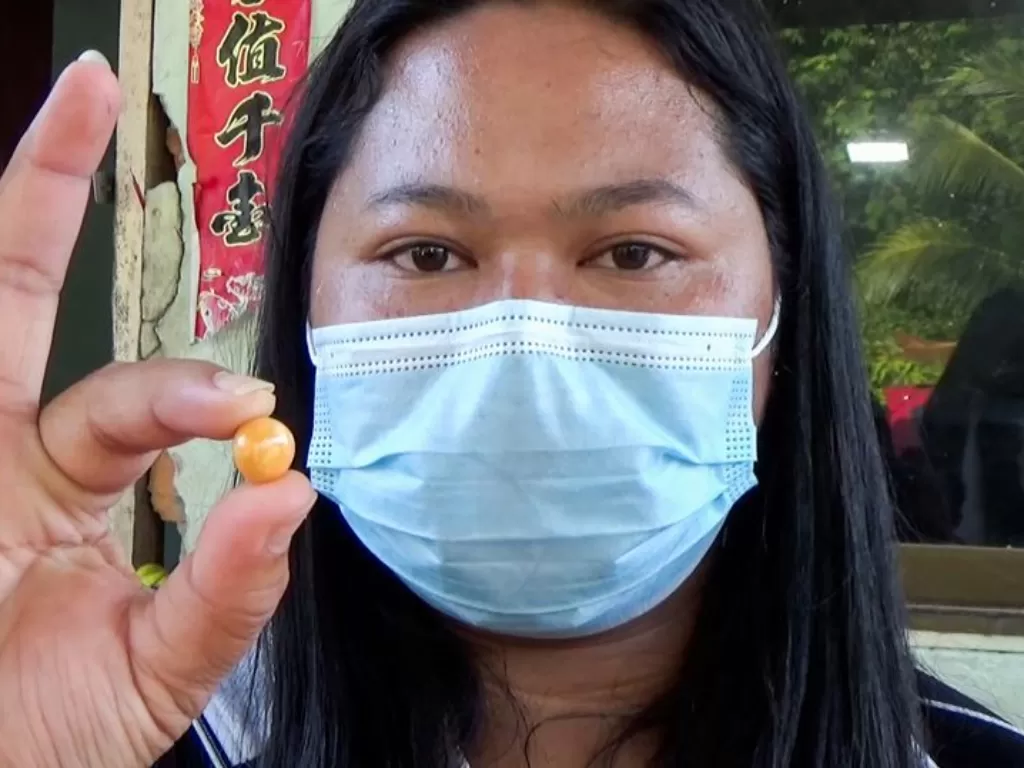 Wanita di Thailand menemukan mutiara di makanannya (Viral Press)
