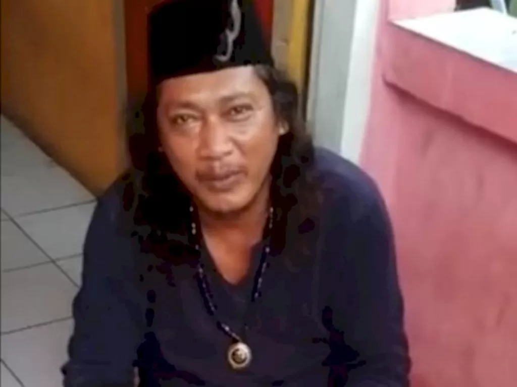 Herman sosok ustaz gondrong yang melakukan penggandaan uang palsu di Bekasi. (Istimewa)