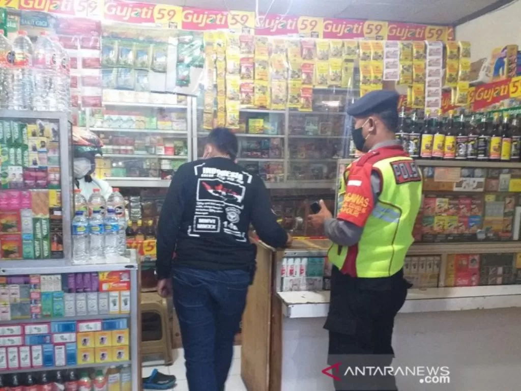 Polisi merazia minuman keras di sebuah toko yang berada di Kabupaten Bandung, Jawa Barat, Kamis (25/3/2021). (ANTARA/HO-Humas Polda Jawa Barat)