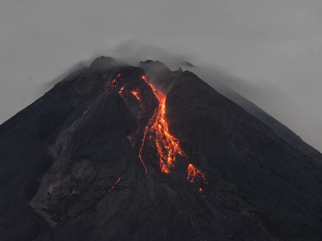 Guguran lava pijar Gunung Merapi terlihat dari Turi, Sleman, D.I Yogyakarta, Jumat (5/3/2021). (ANTARA FOTO/Andreas Fitri Atmoko)