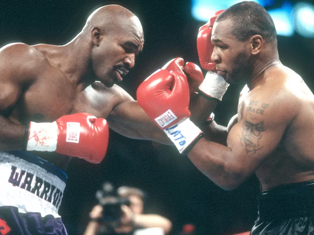 Pertarungan Mike Tyson vs Evander Holyfiled pada tahun 1997. (Foto/Getty Images)
