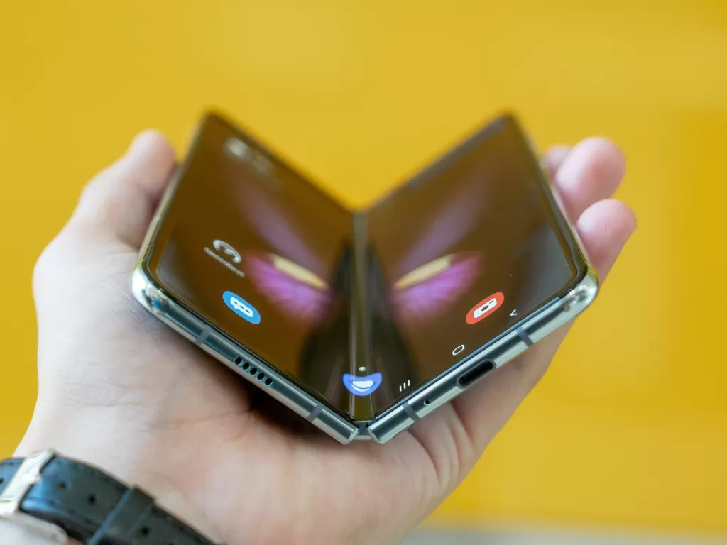 Tampilan smartphone lipat Samsung Galaxy Fold (photo/Unsplash/Mika Baumeister)