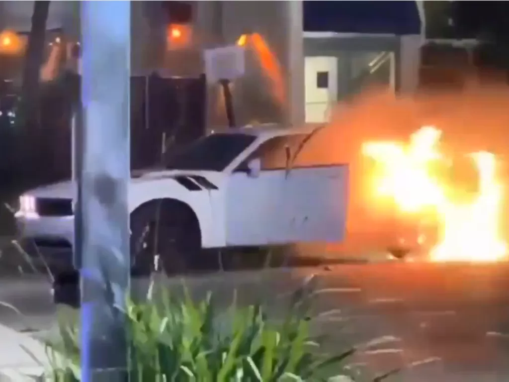 Mobil Dodge Challenger yang terbakar di Miami Beach, Florida (photo/Twitter/@BillyCorben)