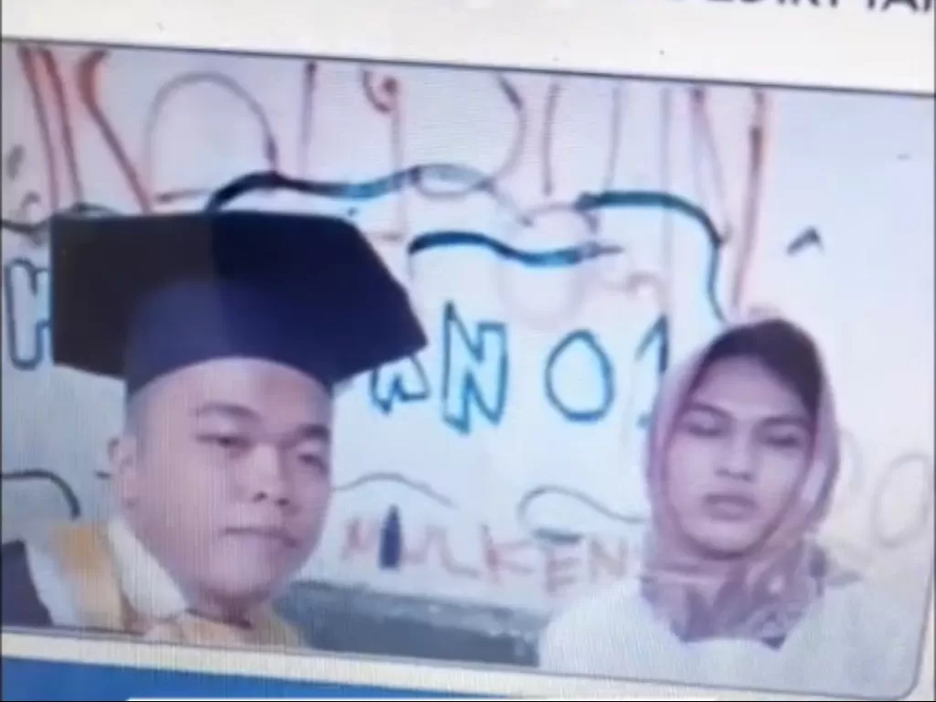 Cuplikan video mahasiswa wisuda daring, netizen salfok dengan backgroundnya. (photo/TikTok/@tefoer)