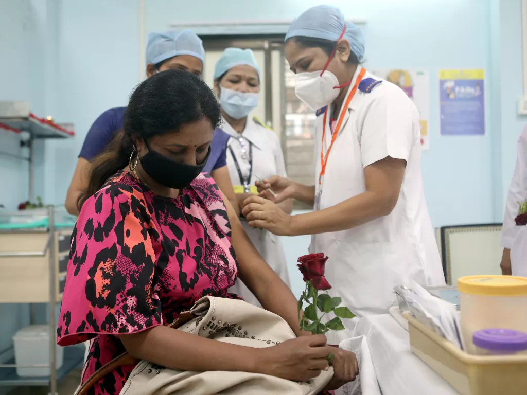 Vaksinasi di India (REUTERS/Francis Mascarenhas)