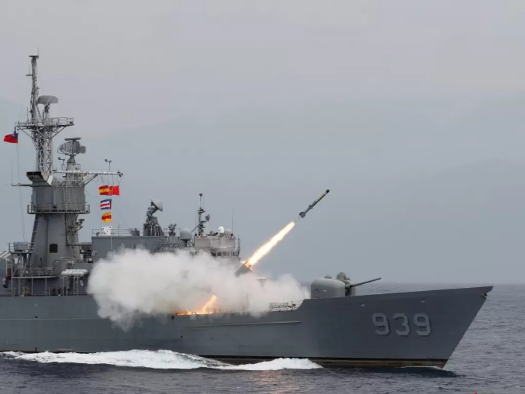 ebuah rudal anti-kapal selam meluncur dari kapal fregat Yi Yang (FFG-939) dalam sebuah latihan militer di dekat Hualien, Taiwan. (REUTERS/Tyrone Siu).