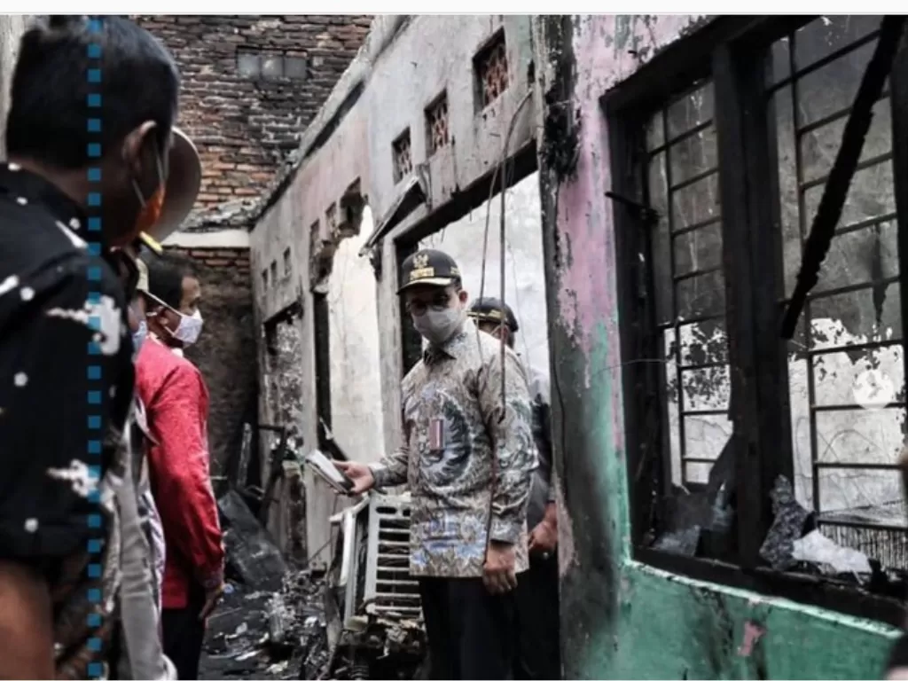 Gubernur DKI Jakarta Anies Baswedan Meninjau Langsung 10 Warga Meninggal Akibat Kebakaran di Matraman. (Instagram/@aniesbaswedan).