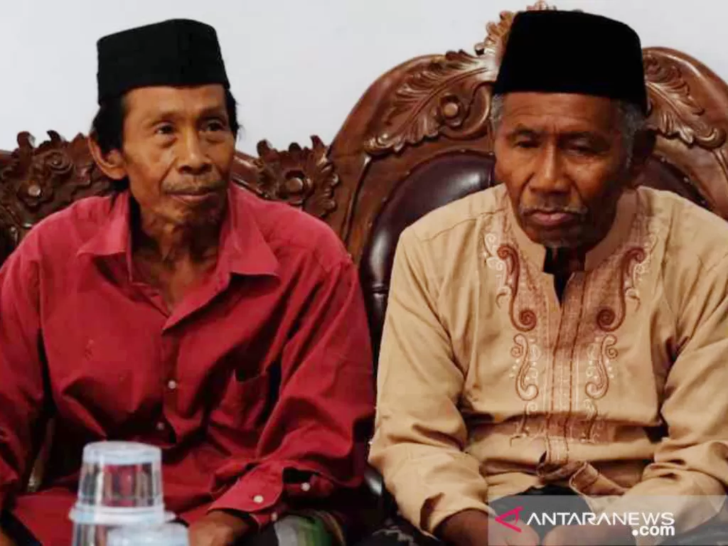 Muhammad Masim Masruri (kanan) didampingi adiknya Musafak (kiri) tinggal di Dusun Kalisalak, Desa Donomulyo, Kecamatan Secang, Kabupaten Magelang. (photo/ANTARA/Anis Efizudin)