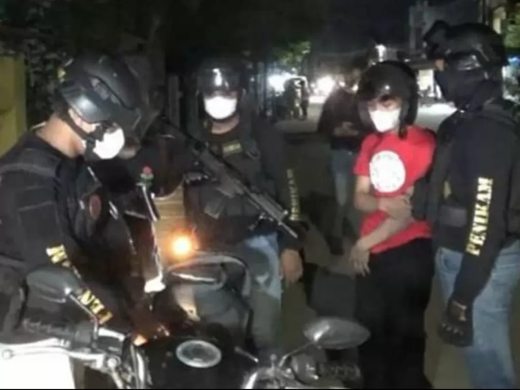 Petugas polisi amankan dua remaja yang hendak duel senjata tajam di Makassar (Instagram./makassar_iinfo)