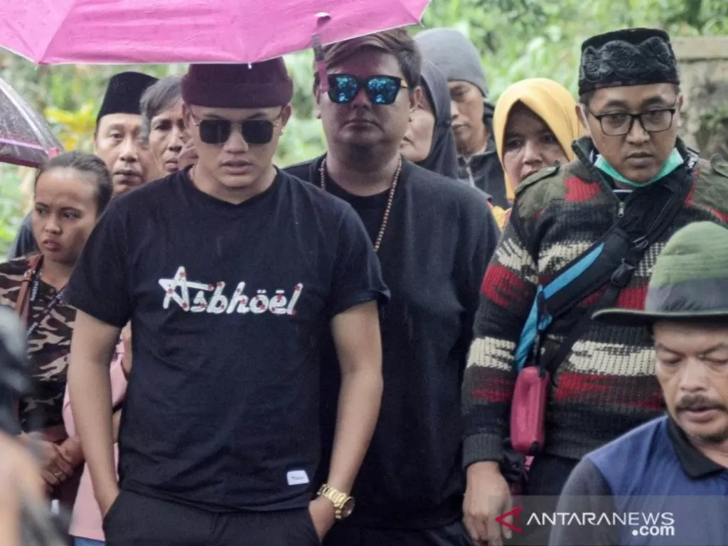 Rizky Febian bersama Teddy Pardiyana saat pemakaman Lina Jubaidah (ANTARA/Bagus Ahmad Rizaldi)