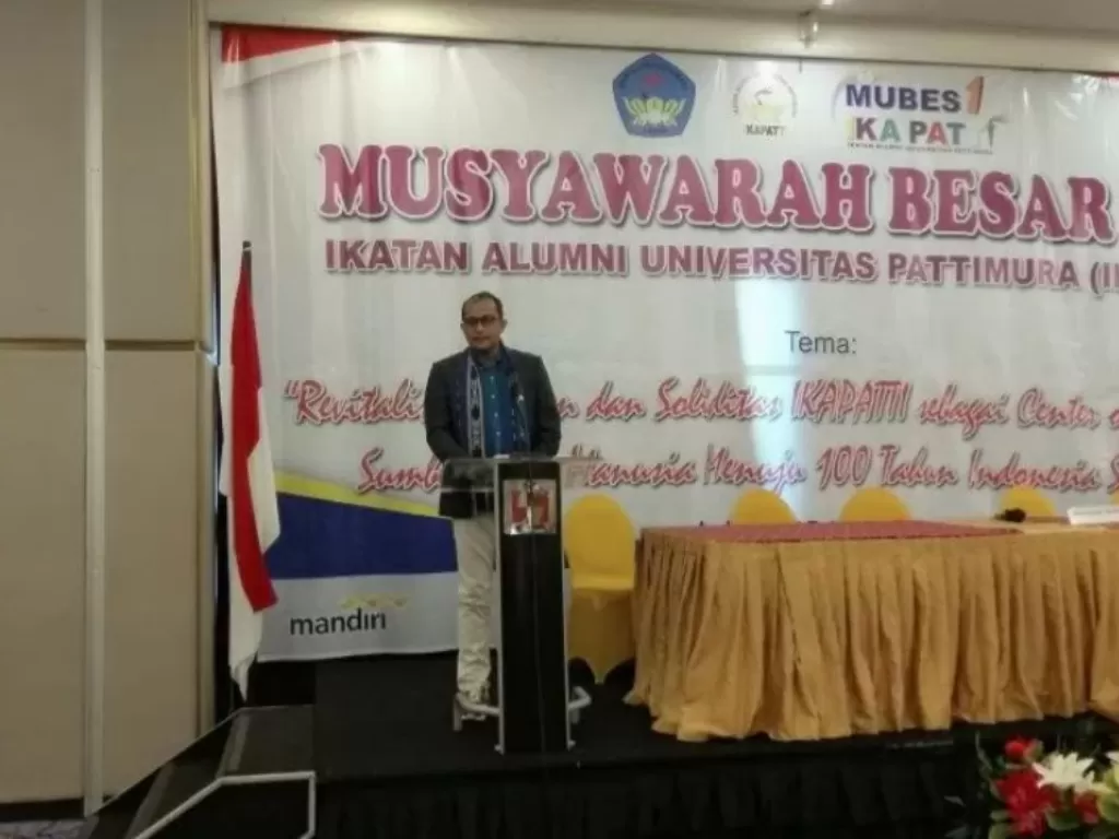  Wamenkumham Prof. Edward Omar Sharif Hiariej saat melakukan orasi ilmiah di Musyawarah Besar Ikatan Alumni Universitas Pattimura di Ambon, Kamis malam (25/3). (Antaranews/Shariva Alaidrus)