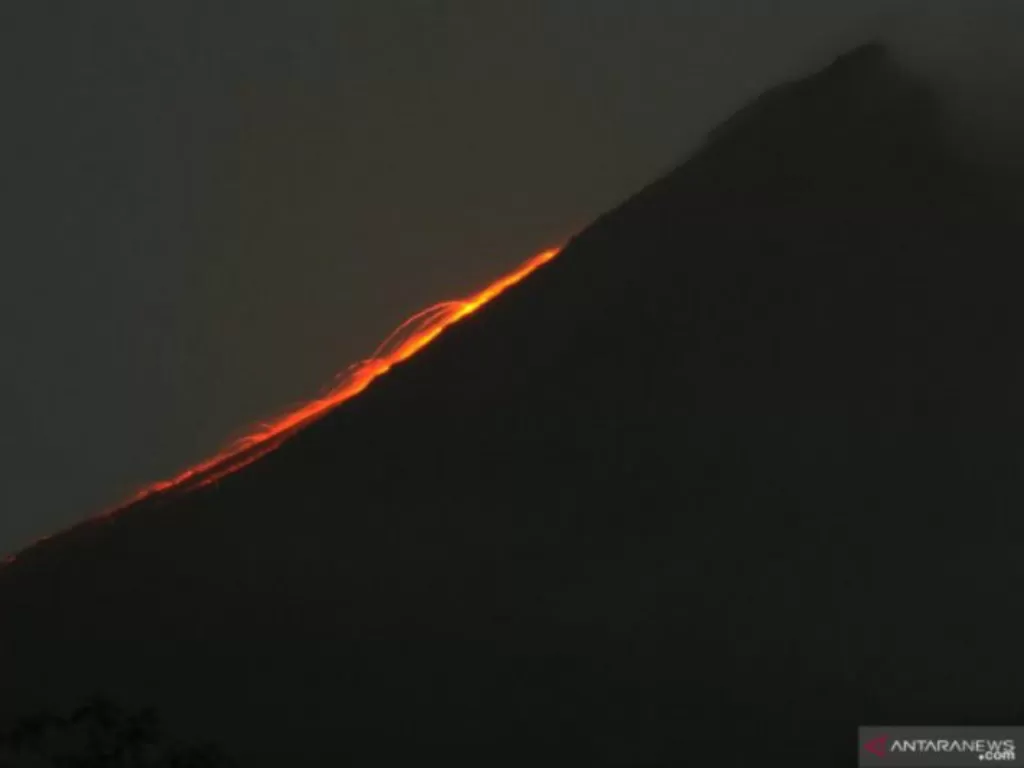 Guguran lava pijar menuruni lereng Gunung Merapi di wilayah Balerante, Kemalang, Klaten, Jawa Tengah, Rabu (24/2/2021) malam. (ANTARA FOTO/Aloysius Jarot Nugroho)