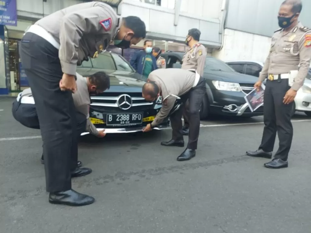 Barang bukti mobil Mercy yang tabrak lari satu keluarga di Jakarta Utara. (Dokumentasi Polda Metro Jaya)